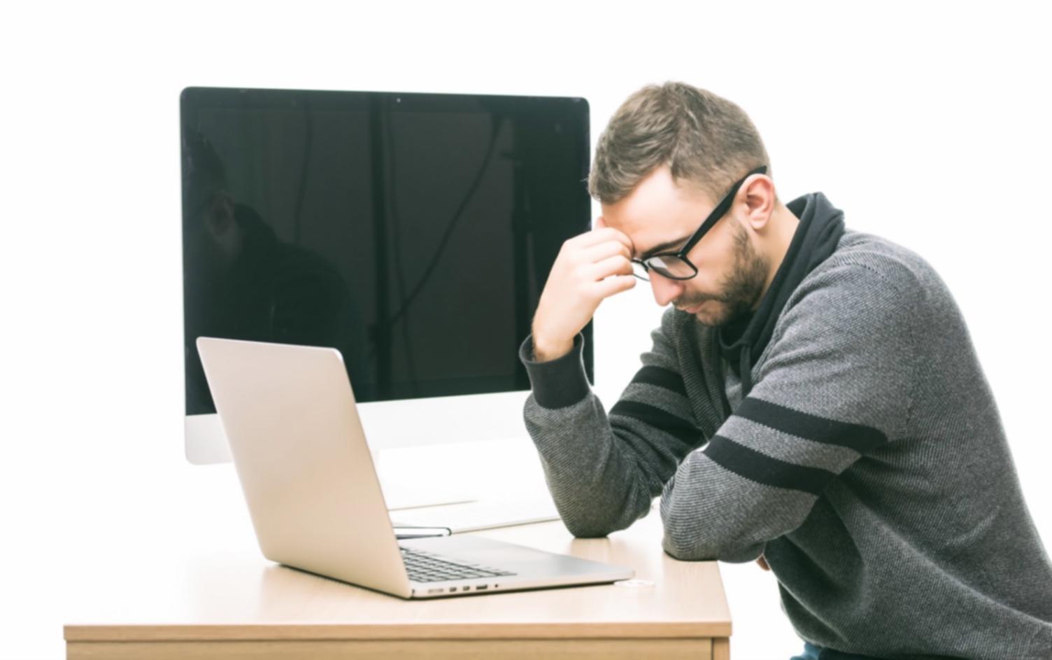 Ambiente di lavoro digitale per seminari online su budgeting dipartimentale con strumenti collaborativi