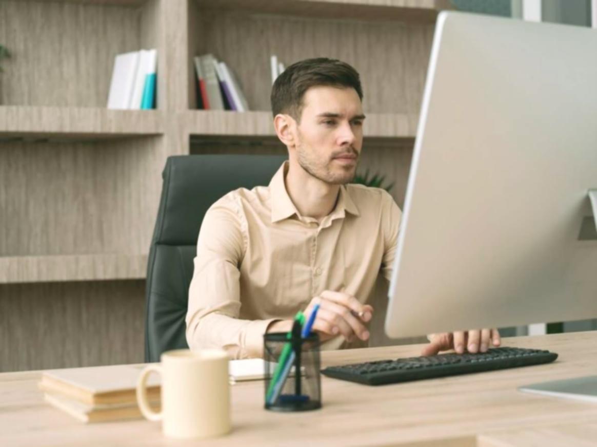 Professionista che lavora su analisi finanziarie e pianificazione del bilancio