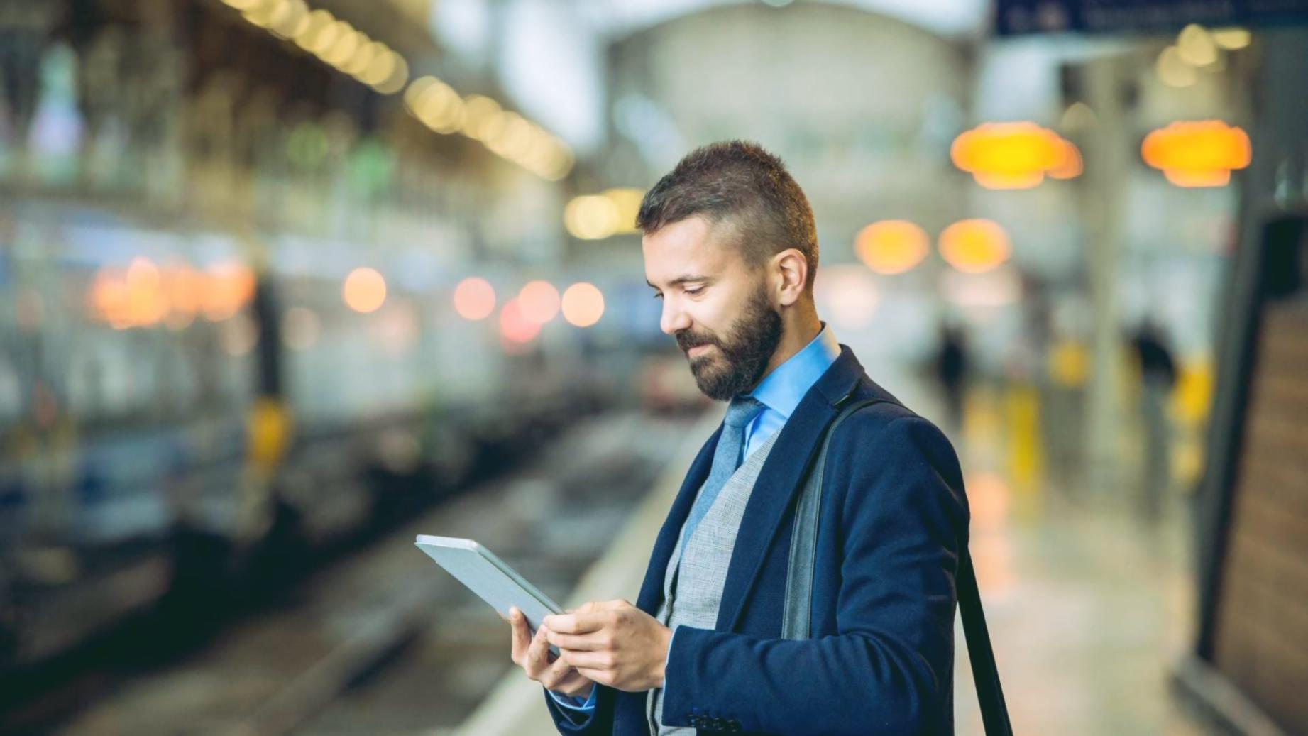 Professionisti che collaborano su analisi di budget e pianificazione finanziaria