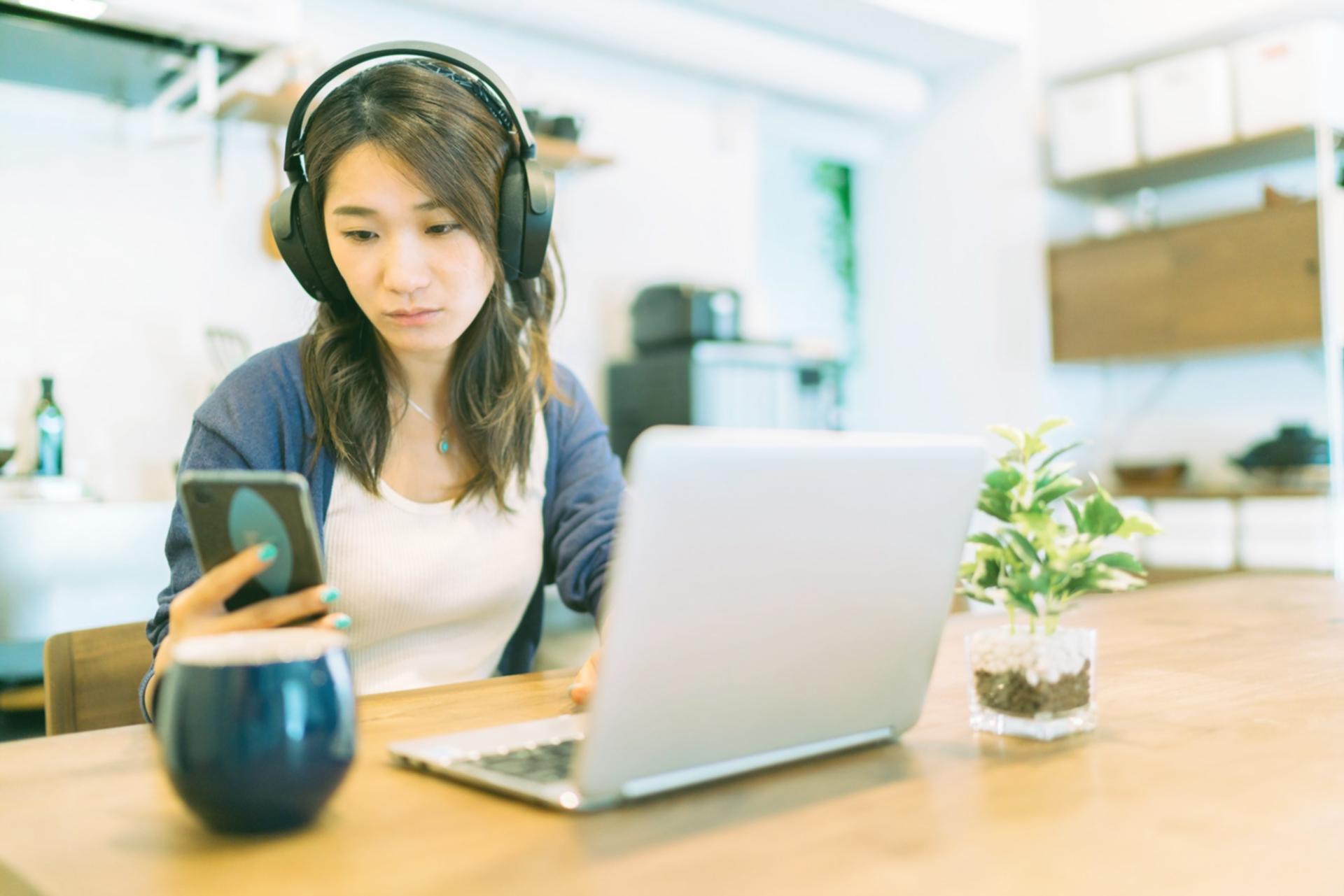 Analisi di dati finanziari su schermi digitali con grafici di performance