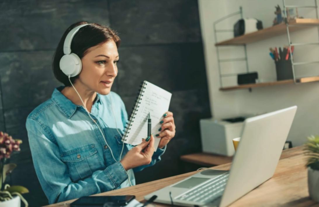 Team aziendale durante sessione formativa collaborativa